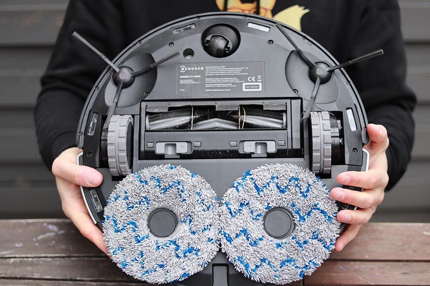 Ein Saug-Wisch-Roboter mit rotierendem Wischtuch wischt einen Hartboden.